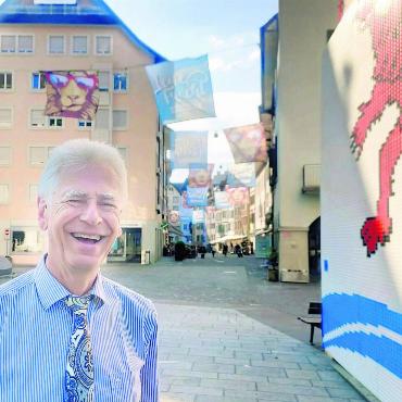 «Au de Bär esch los am Leuefäscht» - Sichtbare Vorfreude: Stadtammann Raymond Tellenbach vor dem riesigen Utz-Löwen-Emblem und der beflaggten Marktgasse. Bild: Marco Huwyler