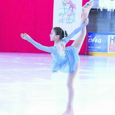 Lauter strahlende Gesichter - Grazil gleitet Nikki Gottet über das Eis.