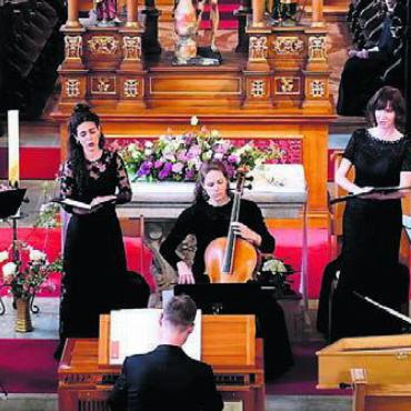 Mittelalterliche Musik in voller Schönheit - Das Ensemble des Barock-Konzerts mit historischen Instrumenten bei der Aufführung in der Klosterkirche St. Martin Hermetschwil Bild: zg