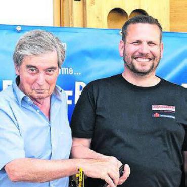 Familienunternehmen spannen zusammen - Freuen sich über die Lösung: Erwin Hoppler (links) und Marc Barmettler. Bild: zg