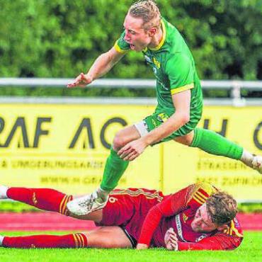 Start mit Zuversicht - Der FC Mutschellen (oben Patrick Pfyl) will in der Rückrunde obenauf schwingen. Bild: any