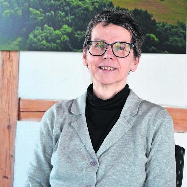 Freude an junger Nachfolgerin - Jolanda Eggenberger hat sich gerne im Islisberger Gemeinderat eingebracht. Bild: Annemarie Keusch