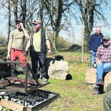 Reussputzete des SVB - Nach getaner Arbeit belohnten sich die Vereinsmitglieder mit einer feinen Wurst bei schönem Wetter. Bild: zg