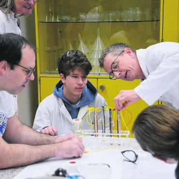 Entdeckungsreise durch die Schule - «Chemie unter Strom» liess Einblicke in den Chemieunterricht zu.