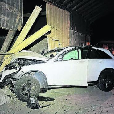 Auto prallt in alte Scheune - Totalschaden am Auto, grosser Sachschaden an der Scheune nach einem Unfall in Aristau. Bild: pz