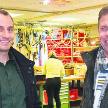 Hochdynamische Entwicklung - Michael Stierli (links) und René Brachs glauben fest daran, dass die Bracolux Leuchten AG noch viele Jahre Leuchten verkaufen wird. Bild: Roger Wetli