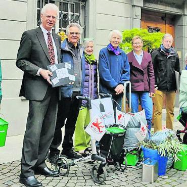 Wut auf Abfallregime - Raymond Tellenbach nimmt die Unterschriften der Initianten entgegen. Bild: huy