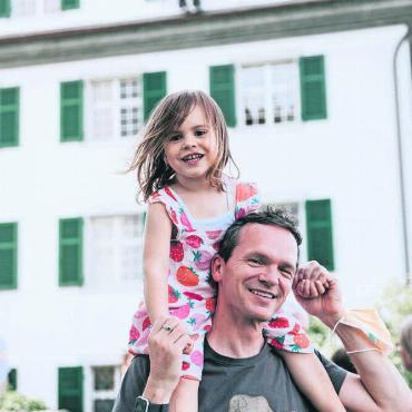Aufruhr am Künstlerhaus - Andreas Fleck erlebte ganz viele glückliche Momente am Künstlerhaus Boswil – auch mit Tochter Alma. Bild: zg / Flavia Grubenmann