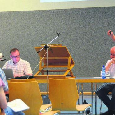 Begegnungszone wird Realität - Gemeinderat Sascha Käppeli (stehend) setzte sich erfolgreich für eine Begegnungszone rund um das Gemeindehaus ein. Bild: Roger Wetli