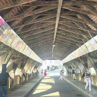 Das Leuefäscht nimmt Formen an - Die Bremgarter Holzbrücke wurde dank der Bremgarter Künstlervereinigung zur Bildergalerie.
