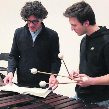 Förderung von Jungtalenten - Dirigent Renato Botti (links) bespricht mit Valentin Frutiger vor der Probe noch einige Details. Bild: Bernadette Oswald