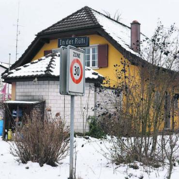 Mehr- statt Einfamilienhäuser - Hier sollen die Einfamilienhäuser bald Überbauungen weichen. Bild: Roger Wetli