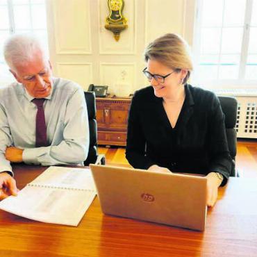 Gewinn statt Verlust - Grund zur Freude bei Stadtammann Raymond Tellenbach und Finanzleiterin Mirjam Zedi: Das finanzielle Ergebnis der Stadt fiel 2022 erheblich besser aus als prognostiziert.