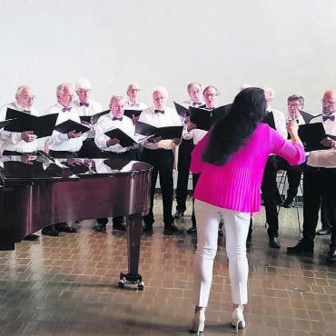 Mit «Ohrwürmern» überzeugt - Der Männerchor Widen im vollen Konzerteinsatz mit Dirigentin Liuba Chuchrova und Pianist Eugen Spiridonov. Bilder: aha