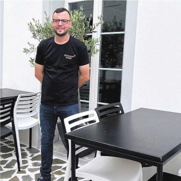 «Ein richtiger Grieche» - Mitbesitzer Charalampos Haris Imprachimi ist stolz auf seine Gästeterrasse: Der Sitzplatz aus Karystos-Steinen wurde aus Niederwil mitgenommen und neu erstellt. Stein für Stein. So trägt er nun auch in Bremgarten zum griechischen Ambiente bei.
