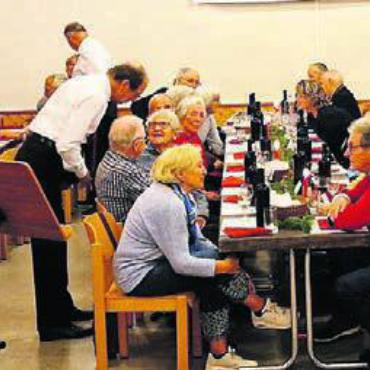 Jubilare geehrt - Die Teilnehmer genossen den Anlass. Bild: zg