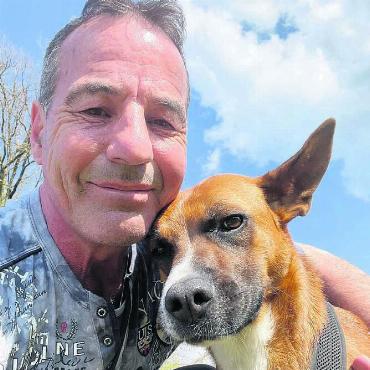 Weil die Hunde viel Liebe brauchen - Er liebt die Hunde. Zusammen mit seiner Frau Sonja und den beiden Söhnen Dario und Marco betreibt Peter Amstad die «4-Pfoten-Oase» in Niederwil. Bild: zg