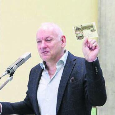 Positiv ins neue Jahr - Gemeindeammann Meinrad Baur präsentiert seine zugesandte Neujahrskarte, die perfekt zum kommenden Jubiläum passt. Bilder: mo