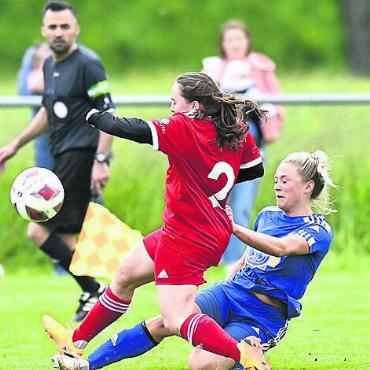 First Lady des FC Wohlen - Stürmerin Sandy Steinmann (rechts) vom FC Wohlen. Bild: awa