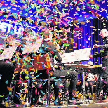Tauchgang im Jungbrunnen - Konfettivulkan bei «Let’s Get Loud»: Stefan Märki, Dirigent, und die Mitglieder des Musikvereins geben Vollgas. Bilder: as