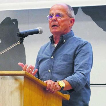 Zwei einmalige Gelegenheiten - Vizeammann Siegfried Braun muss an diesem Abend unzählige Fragen beantworten. Bild: Susanne Schild