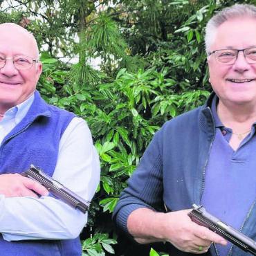 Erstes historisches Schiessen - Sie freuen sich auf das erste historische Schiessen im Aargau: Alfred Bossard (links) und Roland Stoller. Bild: Marco Huwyler