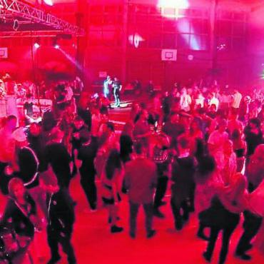 «Malle» ist nur einmal im Jahr - Das Berikerhus füllt sich langsam: Bereits am frühen Abend ist die Stimmung gut. Bild: zg