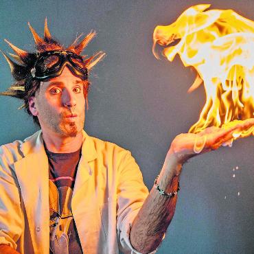 Feuer gefangen - Raphael Oldani alias Professor Bummbastic ist mit neuen Experimenten auf der Bühne unterwegs. Bild: René Tanner