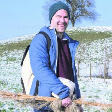 Umdenken von allen gefragt - Dominik Füglistaller forschte jahrelang zu Flachs und der Naturfaser Leinen. Nun leitet er die Geschicke der SwissFlax. Bild: Celeste Blanc