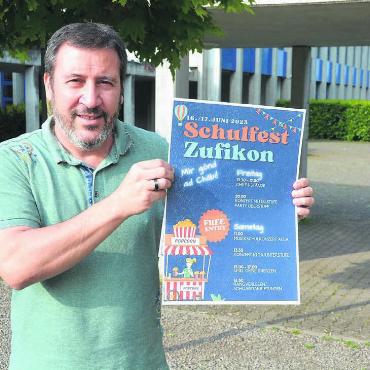 Würdiges Ersatzfest mit Novum - Schulleiter Giovanni Soricelli ist froh, dass jetzt noch alle Schüler in den Genuss eines grossen Festes kommen. Bild: Roger Wetli