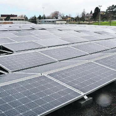 Solarstrom geht neu an CKW - Der Solarstrom von der Photovoltaikanlage auf dem Burkertsmattgebäude wird neu an die Centralschweizerischen Kraftwerke verkauft. Bilder: Archiv