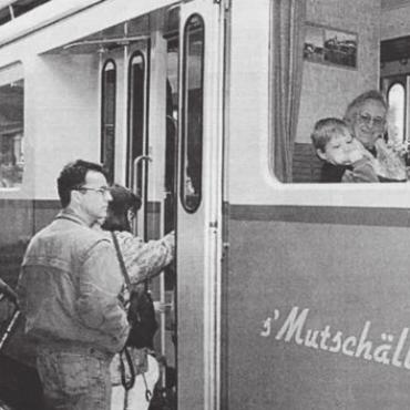 Wieder blau wie einst in früheren Zeiten - Zahlreich nutzte die Bevölkerung die Gelegenheit, um mit dem neuen «Mutschälle Zähni» eine erste Fahrt zu unternehmen. Bild: Archiv