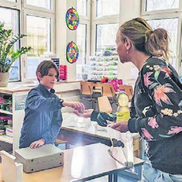 Schule mal anders - Rebecca Engeli, Lehrerin im Schulhaus Promenade, kauft etwas im Laden ein.
