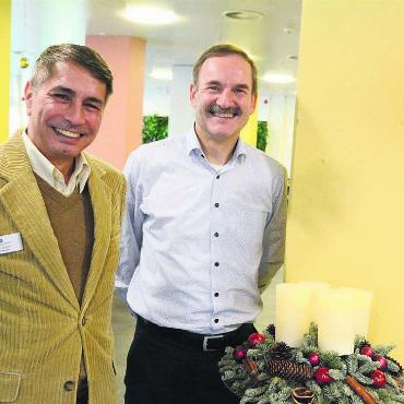 Sich selber hohe Ziele gesetzt - Der neue Geschäftsleiter Walter Cassina (links) und Präsident Mike Lauper wollen die Obere Mühle weiter öffnen, dazu soll nicht zuletzt auch das Restaurant Rose beitragen. Bild: Chregi Hansen