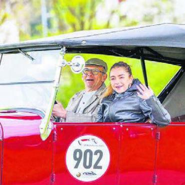 Da jubelt die Oldtimer-Seele - Viktor Stutz aus Widen am Steuer des Ford T von 1926.