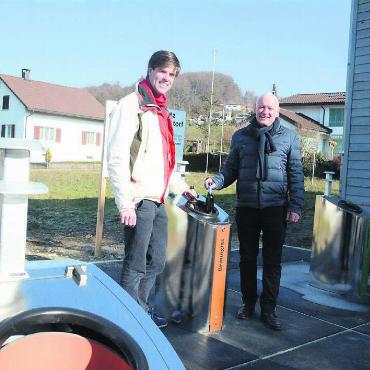 In Zukunft viel leiser - Mit etwas Verspätung kann die neue Unterflursammelstelle in Betrieb genommen werden, sehr zur Freude von Ressortvorsteher Ramon Winterberg (links) und Gemeindeammann Meinrad Baur. Bild: Chregi Hansen