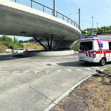 Zeugen werden gesucht - Im Kreisel kam es zur Kollision zwischen den beiden Verkehrsteilnehmern, wobei der Fahrradlenker stürzte. Bild: pz