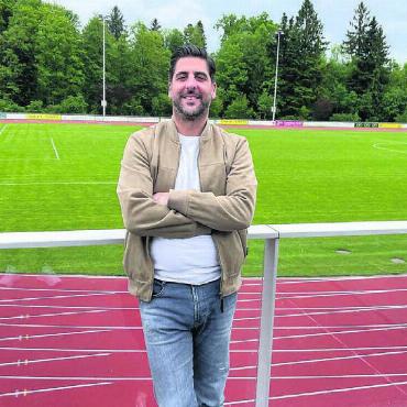 Der Neue ist schon da - Luca Iodice auf der Burkertsmatt. Der 44-jährige Villmerger ist neuer Trainer des FC Mutschellen. Bild: zg