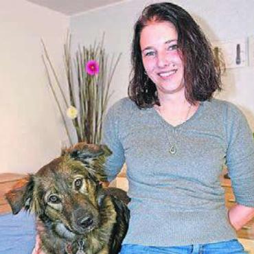 Ein Hoch auf die Haustiere - Tiertherapeutin Simi Hora mit Hündin Gloria. Bild: sab