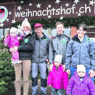 Zeit für eine neue Generation - Gregor Keusch (mit der roten Mütze) und Frau Kathrin (links daneben) übergeben den Weihnachtshof an Roman Keusch mit Frau Karin und den Kindern Bianca, Leonie und Livia. Bild: Marco Huwyler