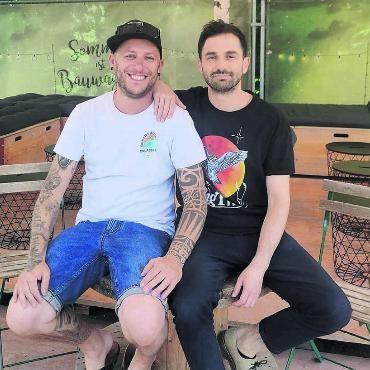«Bremgarten etwas bieten» - Juri Tirez (l.) und Nico Schulthess im Bauwagen des «Stiefelchnächts». Hier sollen diesen Sommer regelmässig Konzerthighlights steigen. Bild: Marco Huwyler