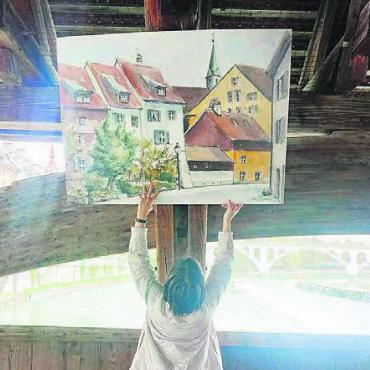 Holzbrücke wird Kunstgalerie - Auf der Holzbrücke werden diese dann zwischen den Giebeln aufgereiht und per Beleuchtung in Szene gesetzt.