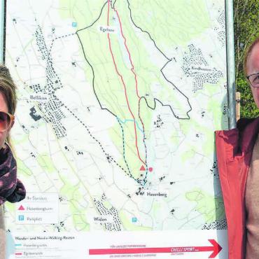 Rund um den Hasenberg - Die Belliker Frau Gemeindeammann Daniela Widmer und der Wider Gemeindeammann Peter Spring eröffneten die drei Rundwege. Bild: Roger Wetli