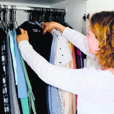 Die Ordnungsexpertin - Ein Blick in einen Schrank kann oft einen ersten Eindruck vermitteln: Ramona Lackner kann als Ordnungscoach ihr Organisationstalent mit der Leidenschaft fürs Ausmisten verbinden. Bilder: pd