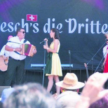 So bunt war das Leuefäscht - «Oesch’s die Dritten» mit ihrer volkstümlichen Schweizer Musik passten wunderbar zum gemächlichen Festsonntag.
