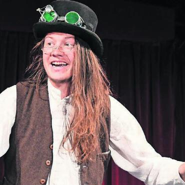 Bunte Show in der Traumfabrik - Die Zirkusleute vom Wunderplunder sorgten ebenfalls für Abwechslung in der Manege.