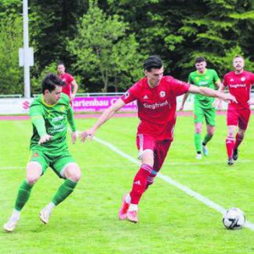Abstieg – Was macht Thiesson? - Der FC Mutschellen (Gianluca Sforza, links) steigt ab. Bild: Astrid Moser