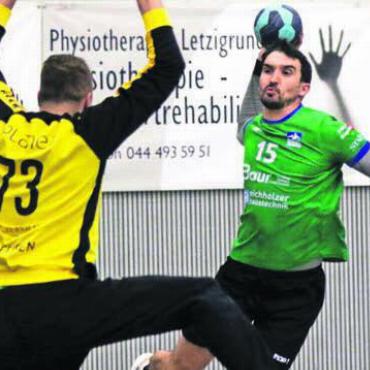 Favorit hat zu beissen - Mutschellens Routinier Ivan Milicevic (rechts) im Duell mit Wohlens Kult-Goalie Sascha Rudi. Bild: jl