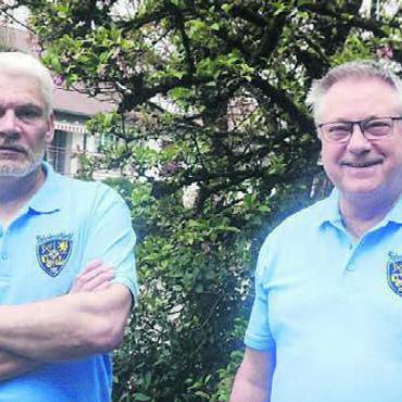 Historischer Schiessanlass - Christof Merkli (l.) und Roland Stoller vom OK der SGB sind gerüstet. Bild: huy