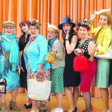 Quirlig und doch fokussiert - Die «Merry Sisters» bestehen zurzeit aus 14 Sängerinnen und der musikalischen Leiterin Barbara Suter-Kraft (7. v. l.). Bild: zg